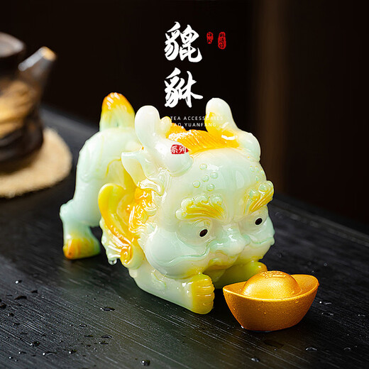 Carved feather color-changing tea pet Pixiu holding ingot can raise tea table tea table decorations high-end tea pet tea play kung fu tea set decoration color-changing Pixiu-without ingot