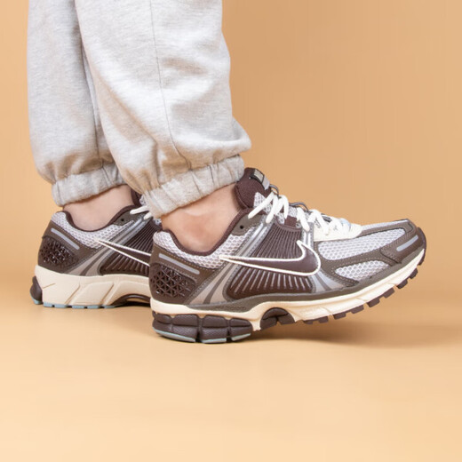 Nike (Nike) Zoom Vomero 5 Frauen mit niedrigem Top Retro Sports Laufschuhe FD9920-022 FN6742-001 Grün <> 38,5