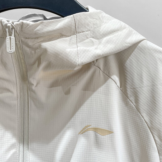 Li Ning (LI-NING) 2025 Summer Men's Windproof, Water-Repellent, Ice-Feeling Quick-drying Loose Sports Windbreaker Jacket AFDU089 AFDU089-1 Beige, Velvet, Warm and Water-Repellent M (170)