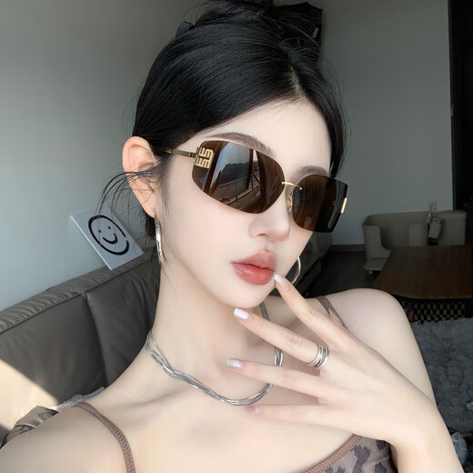 暴龙2025新款2025新款无框墨镜女y2k轻奢千金风感茶色辣妹欧美复古太阳镜经典百搭防辐射墨镜 金框茶片【店长主图模特款】 升级高清偏光+全套镜盒镜布