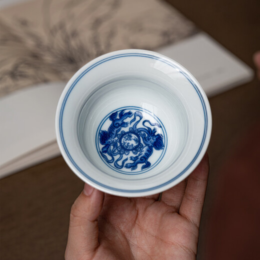 There is a new cultural and creative Forbidden City blue and white hand-pressed Kung Fu tea cup set gift box. The master cup is a Mid-Autumn Festival birthday gift for the elders.