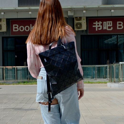 Issey Miyake三宅一生女士黑色六格双肩背包AG691 16