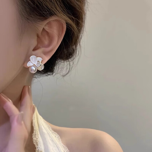 Camellia pearl style earrings for girls, niche design, high-end French style earrings, elegant and exquisite earrings, a pair of camellia earrings