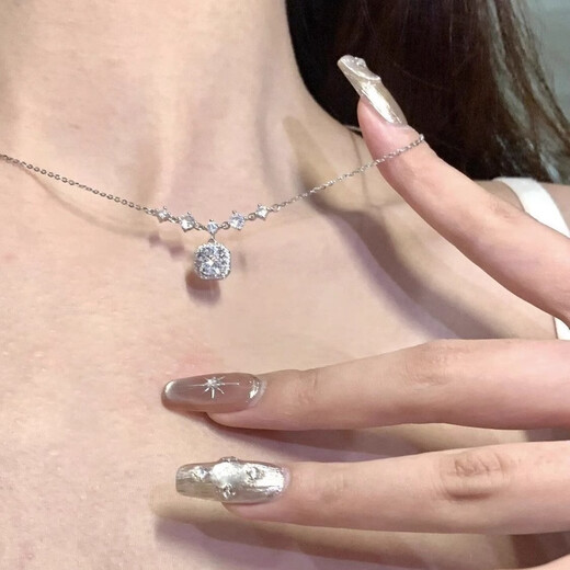 Small Square Diamond Style Necklace for Women, Versatile Pendant, Niche Necklace, Light Luxurious, High-Grade Clavicle Chain, Titanium Steel, Non-Fading Square Diamond Style Necklace
