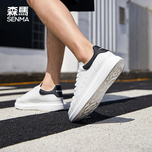 Senma (Senma) Chaussures de planche et chaussures blanches pour hommes 2025 Nouvelle couleur solide en cuir épaisse semelle décontractée à la tendance des chaussures pour hommes respirants