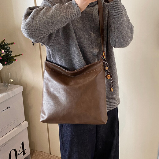 Großkapazitätstasche für Mädchen 2025 Neues Design Nische Single Schulter-Crossbody-Tasche Dreizwecker Rucksack-Tasche mit Anhänger Brown