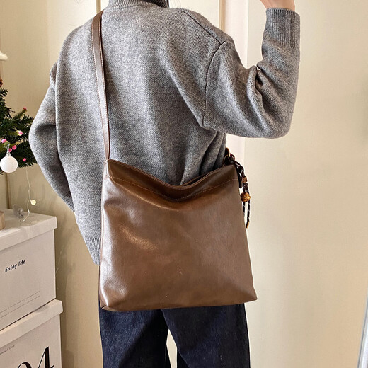 Großkapazitätstasche für Mädchen 2025 Neues Design Nische Single Schulter-Crossbody-Tasche Dreizwecker Rucksack-Tasche mit Anhänger Brown