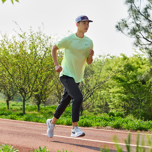Nike (Nike) Offizieller Stride-Herren-Kurztrocknen dünner Top-Herbst-Kurzhülsen Reflektierende atmungsaktive hv5204 701 leicht gelb grün/silber s