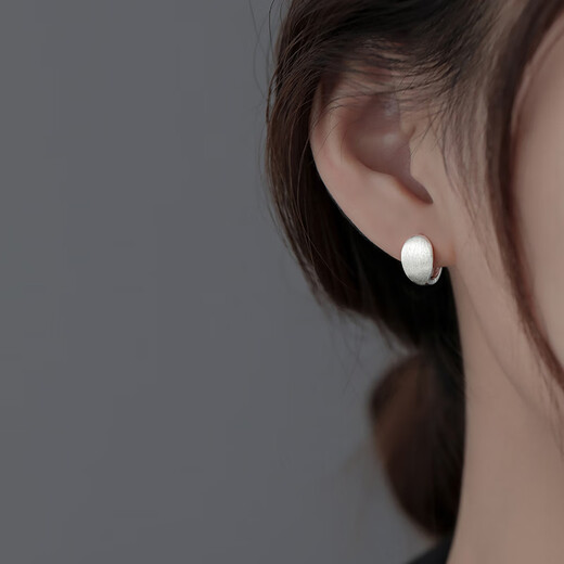 Xiangnan 999 sterling silver brushed earrings niche 2025 new earrings versatile high-end girl gift temperament earrings 999 silver brushed curved earrings (pair)