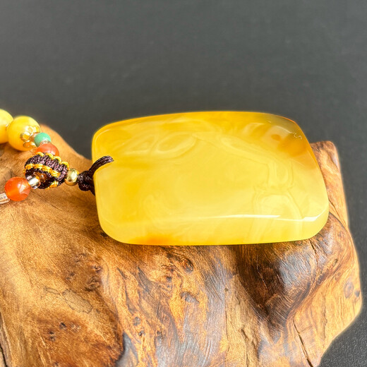 Yuzhi 1 item 1 certificate 1 shot natural Russian raw ore unoptimized beeswax Wushi brand pendant amber pendant 9.34g G761 orphan about 37*32*10mm
