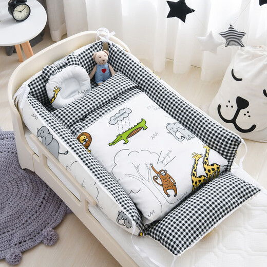 Gudong Bear crib mid-bed bed soothing artifact multi-functional newborn portable baby play bed detachable mobile bionic Animal World with quilt (set of four)