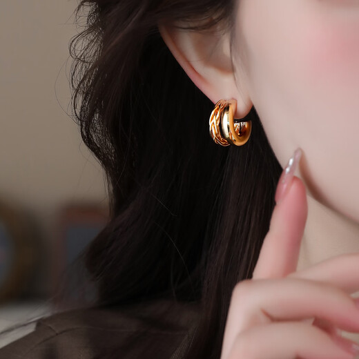 French retro high-end earrings, feminine commuter earrings, simple semicircular hollow line heavy earrings, gold