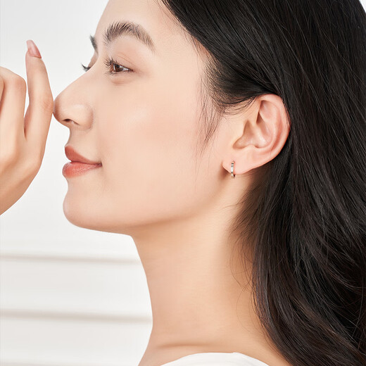 Ming brand jewelry platinum Pt950 white gold highlight earrings earrings gift for women platinum earrings small version about 1.71 grams inner diameter about 0.8 cm