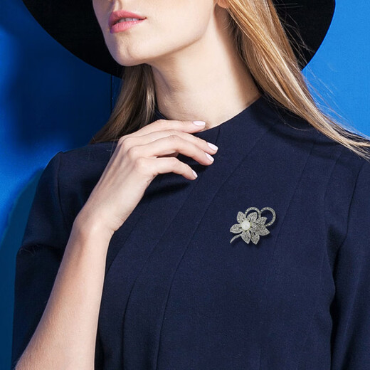 QUAMER老凤凰金店款珍珠胸针女简约时尚圆形胸花衣服固定别针精致配饰品 金色3523[盒装]