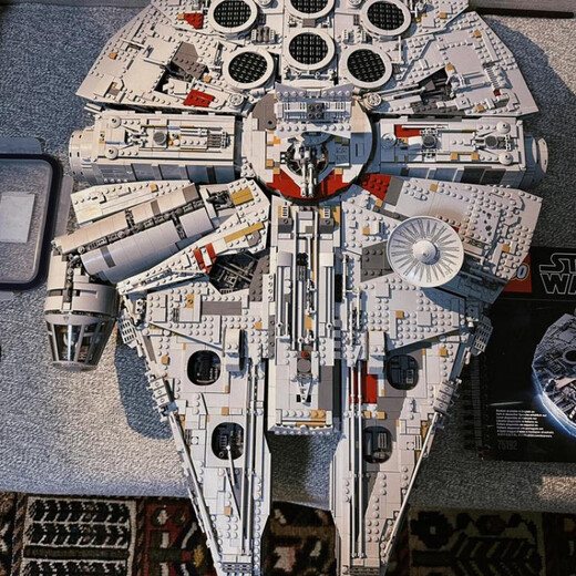 Leopard Planet Jouet assemblé Vaisseau spatial de combat Haute difficulté Modèle énorme 10 000 particules Version garçon Faucon Millenium + Lumière télécommandée + Exposition inclinée