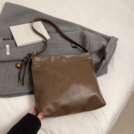 Großkapazitätstasche für Mädchen 2025 Neues Design Nische Single Schulter-Crossbody-Tasche Dreizwecker Rucksack-Tasche mit Anhänger Brown