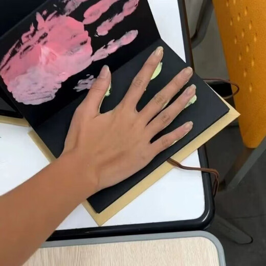 
Grade collection organ print palm handprint drawing growth memorial book sixth grade folding memorial book couples graduation season pigments can be washed all students. Universal model [48 handprints can be printed] length about 3887mm, give 12 colors acrylic paint + 2 brushes + gilded pen