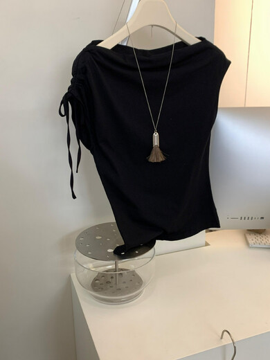 FINOA Top de cuello inclinado con diseño de cordón de un solo hombro para desplazamientos simples de estilo coreano 12357 negro S