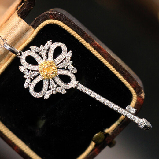 Junpo South African stone necklace 18K gold inlaid with 60 points yellow key stone pendant clavicle T family style white pendant (60 points) FG/white flash