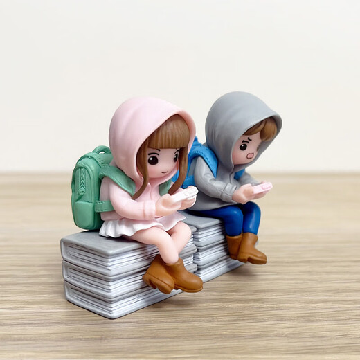 GELUN MIGN CARTONE BURANT CHARGET SMELLES ORNAGENTS CRÉATIVE OFFICE CÉRIENNE Mini couple Micro Landscape Decorations Deux personnes portant des sacs d'école