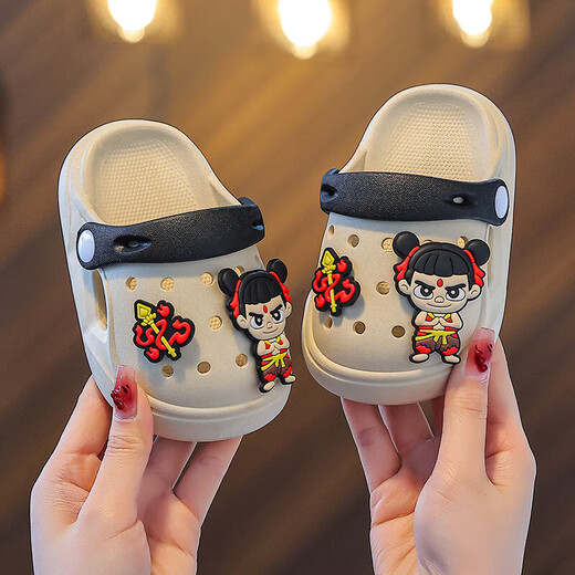 Chaussures de trou pour enfants de Nezha Slippers pour garçons en été Nouveau dessin animé Bébé intérieur sans glissement portant des chaussures d'orteil sandales kaki couleur 28 -29 taille [longueur intérieure 17cm]