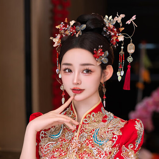 Fuwu Xiuhe clothing headdress Xiuhe bride Chinese style 2025 new gold and red simple and elegant wedding phoenix crown, dragon and phoenix gown, one jewelry love eyebrow pendant