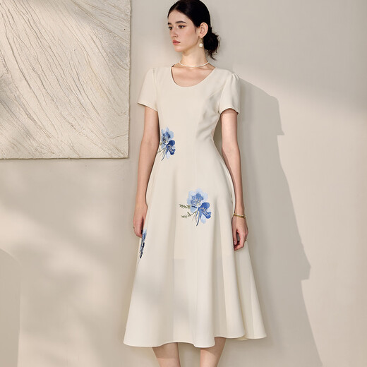 
ROEYSHOUSE new Chinese style embroidered dress for women 2025 summer new elegant round neck large hem skirt 12156 off white XL