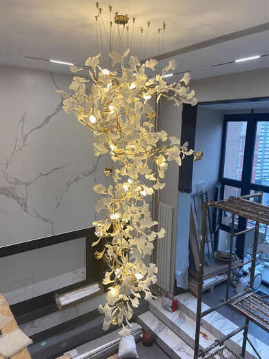 Duplexgebäude Große Kronleuchter Dachboden Treppenleuchten leichte Luxus Villa leerer Schleppboden Wohnzimmer Lobby Verkaufsabteilung Lampe Schlafzimmer Plastik Porzellan Ginkgo Blätter 12035 cm