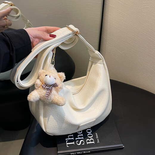 Yaying Fashion Commuting Shoulder Bag PU Soft Leather Bag Women's New Four Seasons Versatile Portable Simple Messenger Bag Korean Version Beige Pendant Log Letter Random