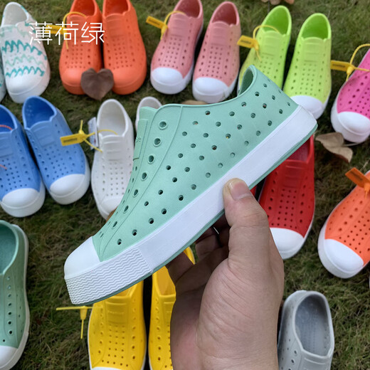 Chaussures de trou Chaussures pour enfants Summer Chaussures de trou pour enfants garçons et filles non glissés imperméables chaussures de plage creux sandales blanches 27 (la longueur intérieure C9 est d'environ 17,2 cm)