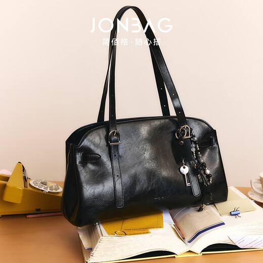 简·佰格（JONBAG）油皱公文包单肩斜挎手提通勤女包2025新款包包轻奢大容量波士顿包 黑色油蜡+银河好运挂饰