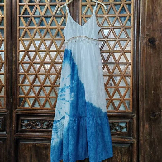 Aoschengko Tie-Dye-Hosentender-Kleid Yunnan immaterielles kulturelles Erbe blau handgefertigtes literarisches und künstlerisches Reisefotografie-Outfit von Frauen