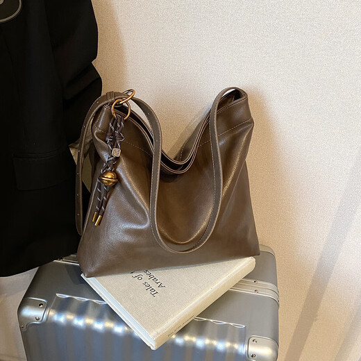 Großkapazitätstasche für Mädchen 2025 Neues Design Nische Single Schulter-Crossbody-Tasche Dreizwecker Rucksack-Tasche mit Anhänger Brown