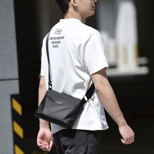 大容量斜挎包轻便胸包学生上课包男单肩包邮差包休闲运动挎包女包 黑色 均码