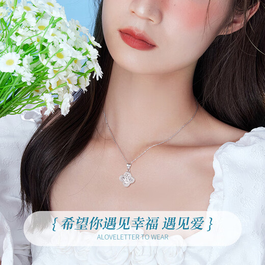 Lao Fengxiang's sparkling four-leaf clover platinum necklace for women platinum pendant clavicle chain anniversary gift for girlfriend and wife's birthday platinum sparkling four-leaf clover pendant + free S999 chain
