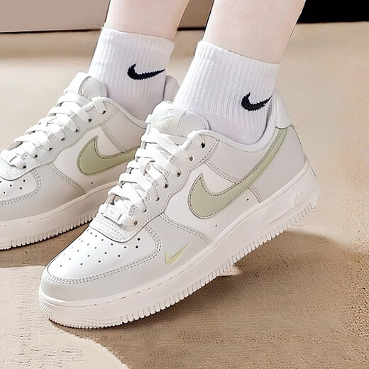 Nike (Nike) Frauenschuhe Air Force One Casual Shoes NEUE SCHULZEN SCHUSSCHUSS AIR WIRE 1'07 AF1 WEAR-RESISTANTEN SPORTSUSSUSSCHUSSE Weiß/Metall Silber/Partikelpulver-001 Luftkraft eins 38,5 (245 mm)