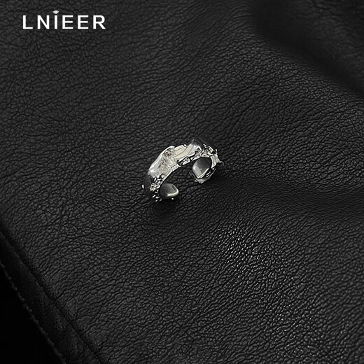 Lnieer Bai Jingting's same ear clip for men without pierced ears, niche light luxury high-end silver earrings for men and women, broken law ear clip, single