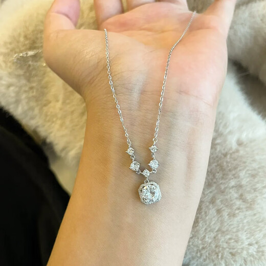 Small Square Diamond Style Necklace for Women, Versatile Pendant, Niche Necklace, Light Luxurious, High-Grade Clavicle Chain, Titanium Steel, Non-Fading Square Diamond Style Necklace