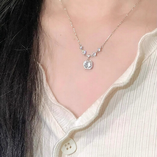 Small Square Diamond Style Necklace for Women, Versatile Pendant, Niche Necklace, Light Luxurious, High-Grade Clavicle Chain, Titanium Steel, Non-Fading Square Diamond Style Necklace