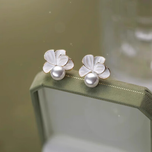 Camellia pearl style earrings for girls, niche design, high-end French style earrings, elegant and exquisite earrings, a pair of camellia earrings