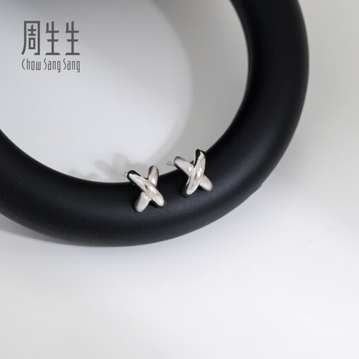 CHOW SANG SANG platinum earrings X-shaped platinum earrings commuting versatile simple earrings 32949E