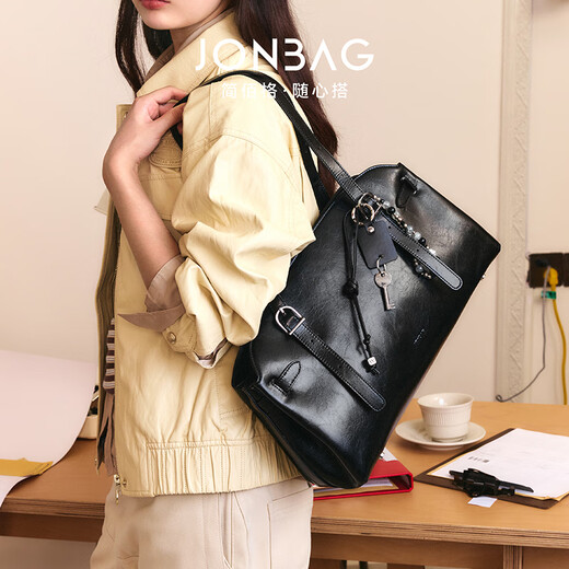 简·佰格（JONBAG）油皱公文包单肩斜挎手提通勤女包2025新款包包轻奢大容量波士顿包 黑色油蜡+银河好运挂饰