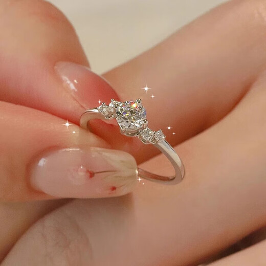 Pt950 platinum starry moissanite color one carat diamond ring. Looking for a wedding ring as a birthday gift for girlfriend and wife. Starry diamond ring 1 carat - light luxury model. If you are closed, you need to contact customer service/remark the circle number.