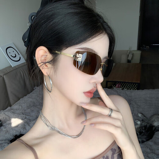 暴龙2025新款2025新款无框墨镜女y2k轻奢千金风感茶色辣妹欧美复古太阳镜经典百搭防辐射墨镜 金框茶片【店长主图模特款】 升级高清偏光+全套镜盒镜布