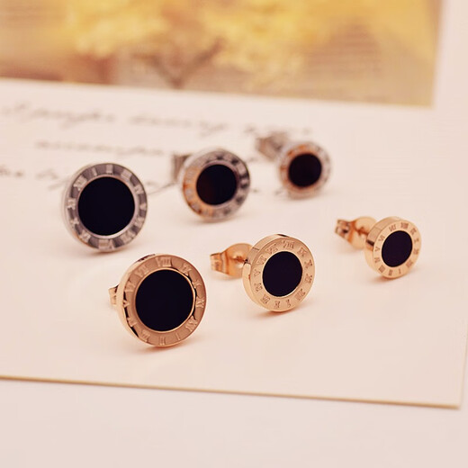 QUAMER color gold 18K rose gold Roman numerals round black titanium steel earrings Japanese and Korean style earrings girlfriend trend rose gold small size (diameter 8MM)