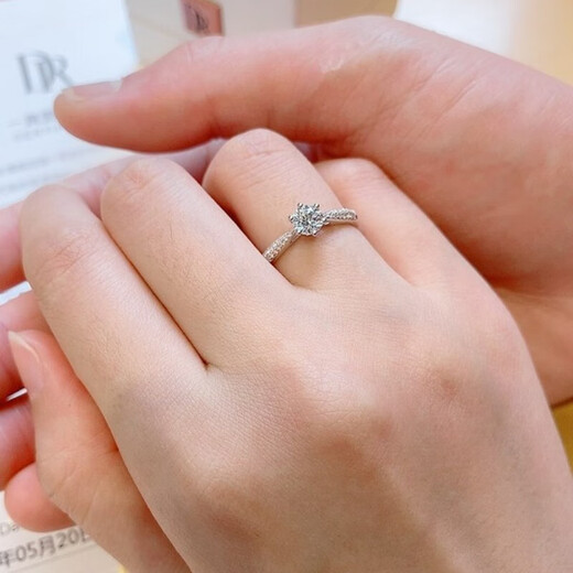 DR Proposal Diamond Ring K Gold Platinum PT950 Classic Six-Prong Simple Luxury Moissanite Diamond Ring Valentine's Day Birthday Gift 1 Carat D-E Color/Extreme White Gift Box + Certificate PT950 Live (Size Adjustable)