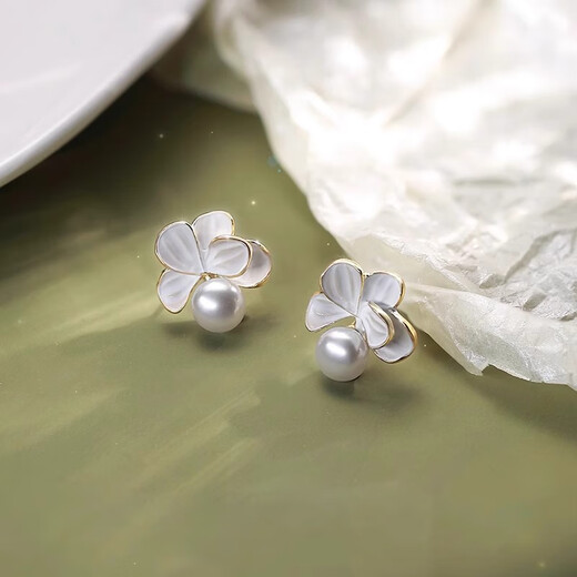 Camellia pearl style earrings for girls, niche design, high-end French style earrings, elegant and exquisite earrings, a pair of camellia earrings
