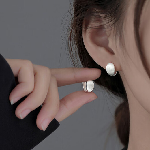 Xiangnan 999 sterling silver brushed earrings niche 2025 new earrings versatile high-end girl gift temperament earrings 999 silver brushed curved earrings (pair)