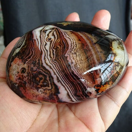 Agate naturel enveloppée de soie pour jouer avec une grande agate rayée en pierre brute pictogramme rouge Pictogramme étrange n ° 4840 objet réel