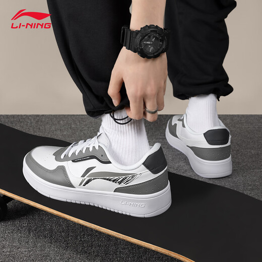 Li-Ning-Männerschuhe für Sommer atmungsaktiven neuen Freizeitbrettschuhen Klassische Schüler Vielseitige weiße Schuhe für Männer Sporthöhe ansteigern.